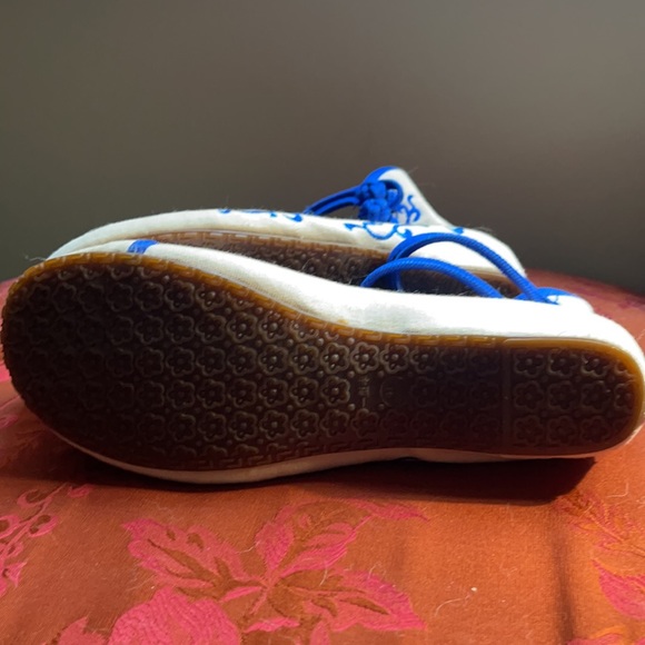 8.5 Women’s Shoes | Cotton Slipper w/Blue Design - Picture 4 of 8